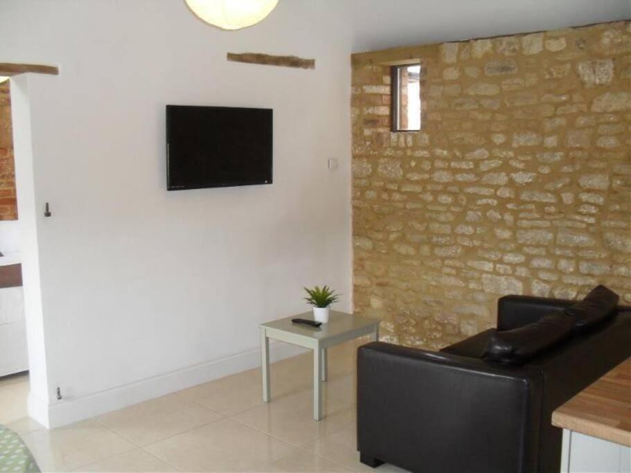 Mole Hole Towcester Exterior foto